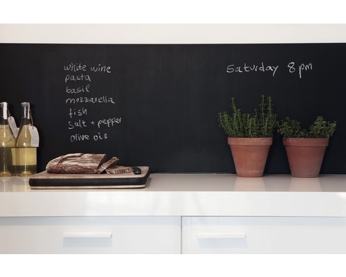 Kuchynská scéna s kriedovou tabuľou, nákupným zoznamom, chlebom, vínom a kvetináčmi s bylinkami