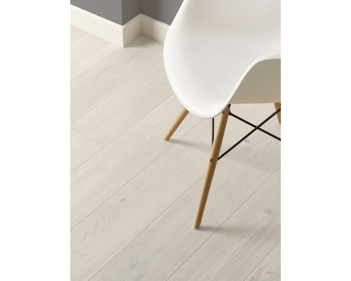 Svetlá drevená podlaha s bielou stoličkou