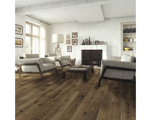 Obývacia izba s drevenou podlahou, kreslami a krbom.