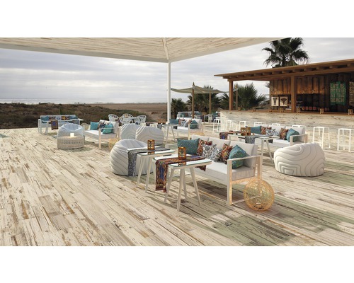 Vonkajší priestor s terasovými doskami, posedením a barom