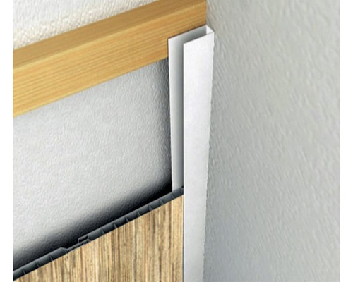 Detailný pohľad na obklad steny s drevenými panelmi a rohovým profilom