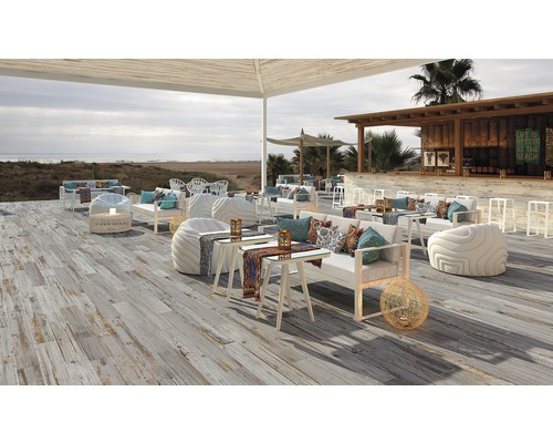 Vonkajší priestor s drevenou podlahou, sedením a barom na pláži