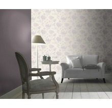 Obývacia izba s kvetinovou tapetou, kreslom a pohovkou