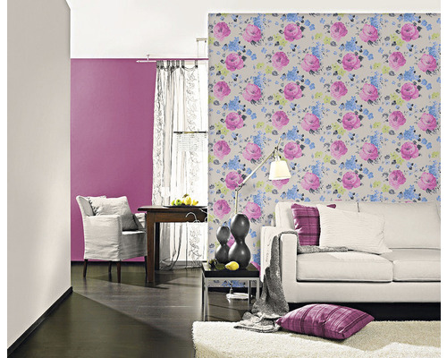 Obývacia izba s kvetinovou tapetou, pohovkou a kreslom