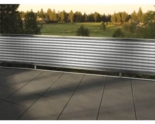 Zástena s vodorovnými pruhmi na balkónovom zábradlí