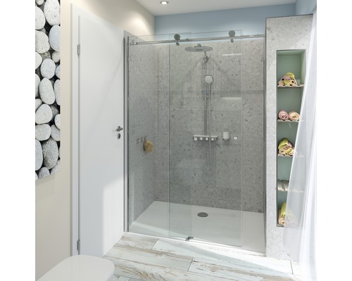 Kúpeľňa so sprchovacím kútom so sklenenými posuvnými dverami, uterákmi a drevenou podlahou