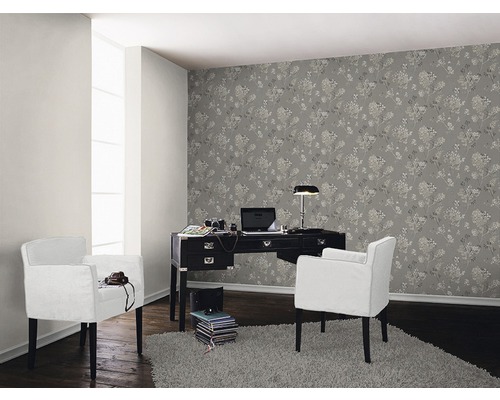 Obývacia izba s písacím stolom, kreslami a kvetinovou tapetou