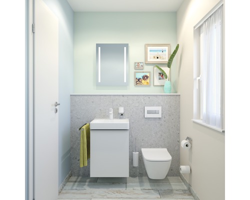 Kúpeľňa s umývadlom, toaletou, zrkadlom, uterákom a dekoráciami