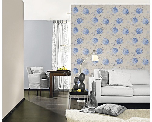 Obývacia izba s kvetinovou tapetou, pohovkou a stolom