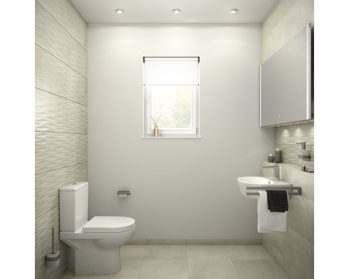 Svetlá kúpeľňa s toaletou, umývadlom, zrkadlovou skrinkou a oknom