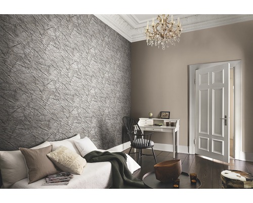 Obývacia izba s pohovkou, písacím stolom a vzorovanou tapetou