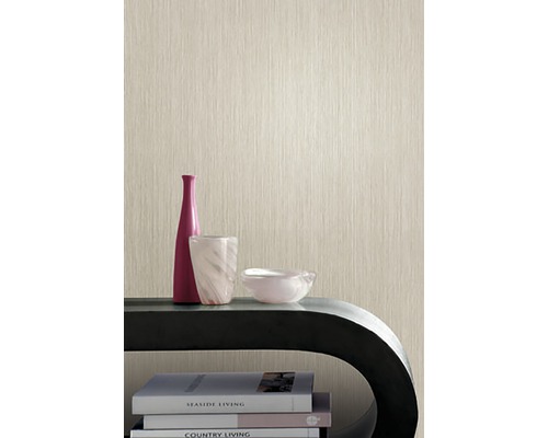 Detail béžovej tapety s vertikálnou štruktúrou v interiéri