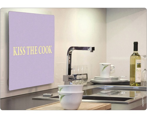 Kuchynská scéna s ochranou proti striekajúcej vode s nápisom „Kiss the cook“, drez, armatúra, riad a fľaša vína