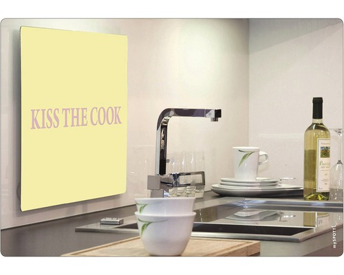 Kuchynská scéna s drezom, batériou, riadom a obrázkom s nápisom ''Kiss the Cook''