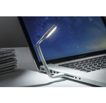 Notebook s pripojenou USB lampou na osvetlenie klávesnice