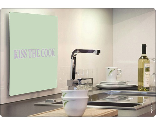 "Kuchynská scéna s drezom, riadom a kuchynskou zástenou s textom ""Kiss the cook""."