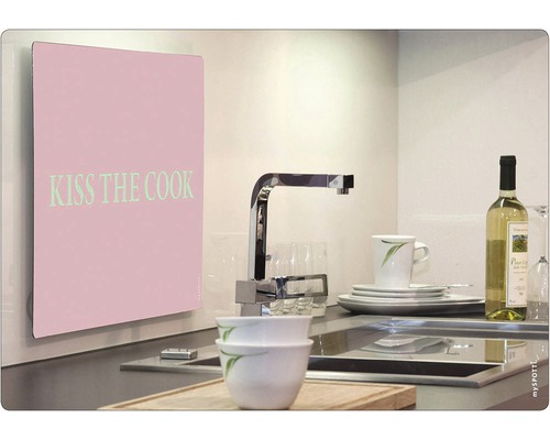 Kuchynská scéna s kuchynskou zástenou s nápisom Kiss the Cook, drezom, vodovodnou batériou, riadom a fľašou vína