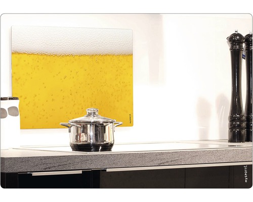 Kuchynská scéna s hrncom a sklenenou doskou na krájanie s motívom piva