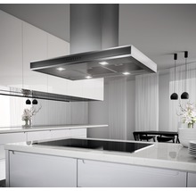 Kuchynská scéna s digestorom nad kuchynským ostrovčekom so vstavanou varnou doskou.