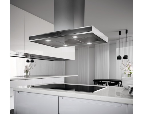 Kuchynská scéna s digestorom nad kuchynským ostrovčekom so vstavanou varnou doskou.