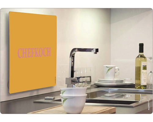 Kuchynská scéna s drezom, riadom a zástenou s nápisom Chefkoch