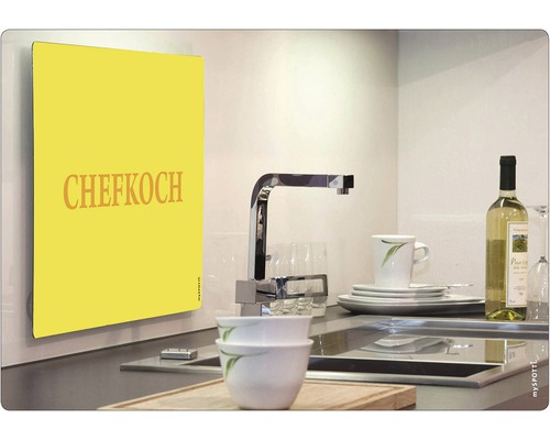 Kuchynská scéna s drezom, riadom a kuchynskou zástenou s nápisom Chefkoch.