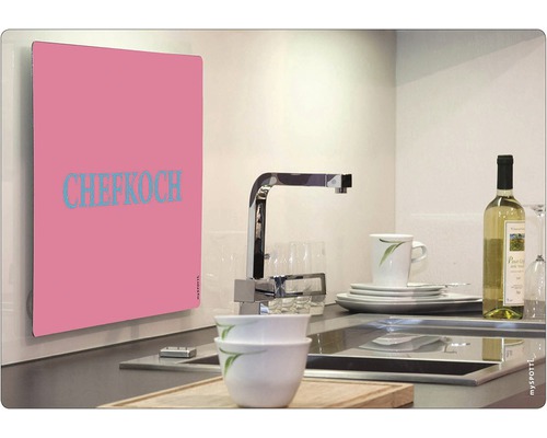 Kuchynská scéna s drezom, batériou, riadom a nástenným panelom s nápisom Chefkoch