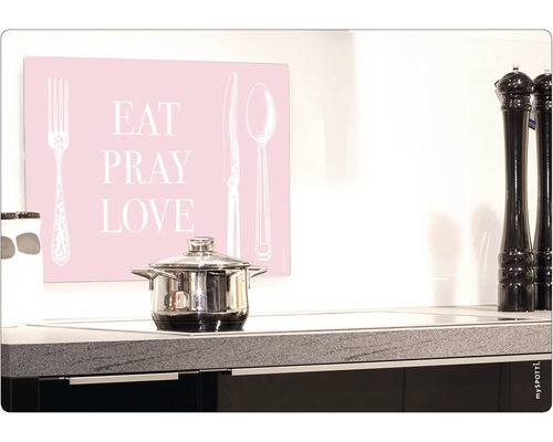 Kuchynská scéna s hrncom a ochranou proti striekajúcej vode