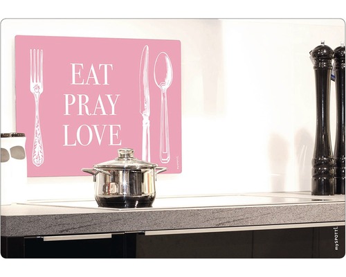 Kuchynská scéna s hrncom na varnej doske a dekoráciou s nápisom