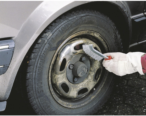 Čistenie pneumatík drôtenou kefou na kolese automobilu