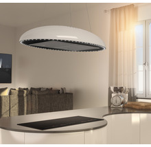 Závesný digestor nad varnou doskou v modernom kuchyni.