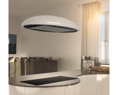 Závesný digestor nad varnou doskou v modernom kuchyni.