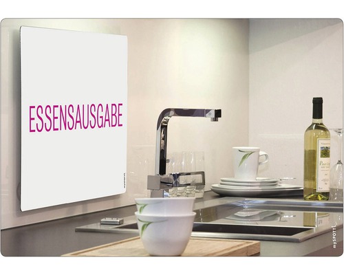 Kuchynská scéna s drezom, riadom a kuchynskou zástenou s nápisom Essensausgabe