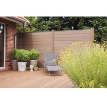 Terasa so zástenou pre súkromie, ležadlom a rastlinami