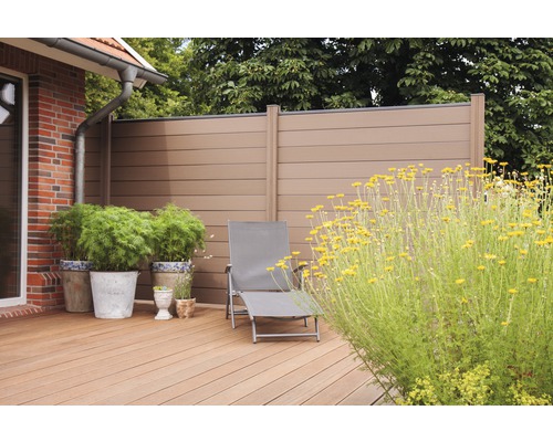 Terasa so zástenou pre súkromie, ležadlom a rastlinami