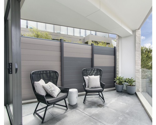 Balkón s dvoma stoličkami, vankúše, malý stolík, rastliny a plot