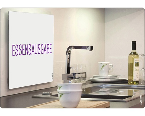 Kuchynská zástena s nápisom Essensausgabe pred kuchynskou scénou.