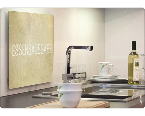 Kuchynská scéna s nápisom Výdaj jedla, drezom, vodovodnou batériou a riadom