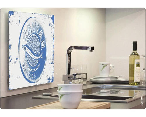 Kuchynská scéna s nástennou dekoráciou, umývadlom, batériou a riadom