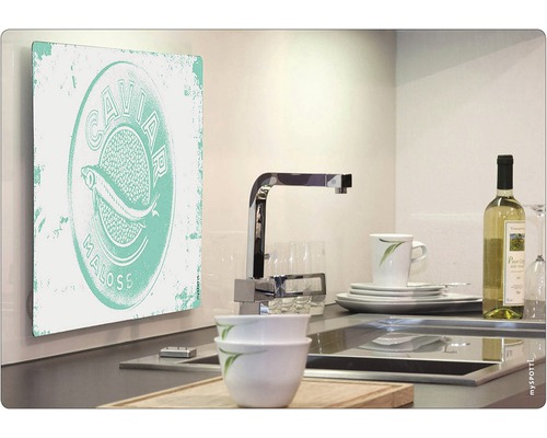 Dekoratívna kuchynská scéna s nástennou maľbou s motívom rýb, umývadlom a riadom