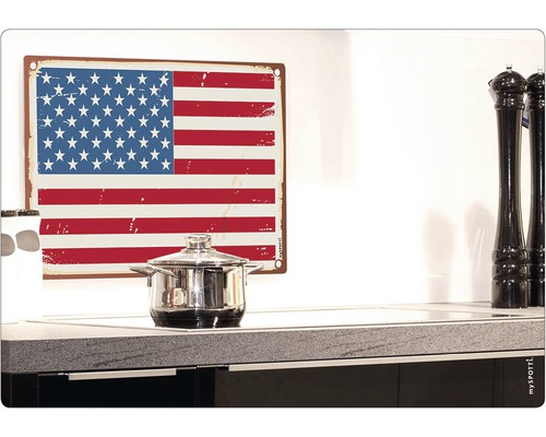 Dekoratívna plechová tabuľa s americkou vlajkou v kuchyni