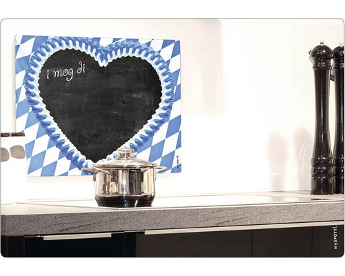 Dekoratívna tabuľa v tvare srdca s bavorským kosoštvorcovým vzorom a hrniec na varnej doske