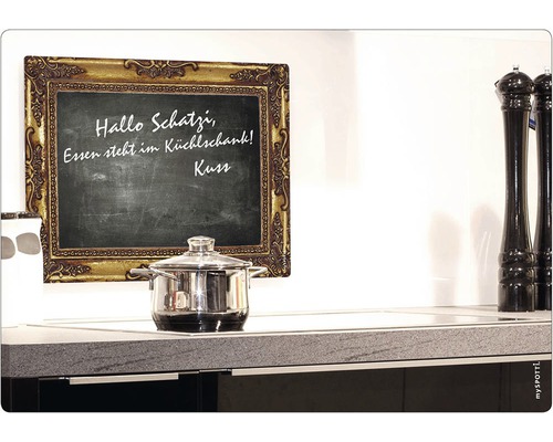 Čierna tabuľa so zlatým rámom, hrniec na varnej doske