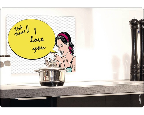 Kuchynská scéna s varnou doskou, hrncom a zástenou s komiksovým motívom