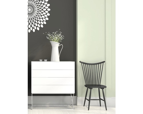Scéna s bielou komodou, vázou s kvetmi a čiernou drevenou stoličkou.