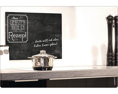 Kuchynská scéna s hrncom na sporáku a dekoratívnym prvkom s kriedovým písmom