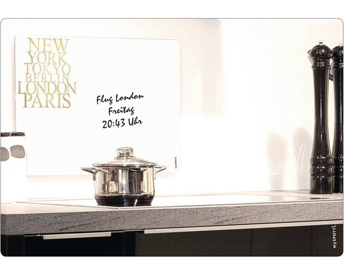 Magnetická sklenená tabuľa s nápisom a hrniec v kuchyni