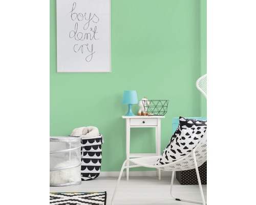 Svetlá izba s mätovo zelenou farbou stien, zdobená bielou stoličkou, nočným stolíkom a košíkom
