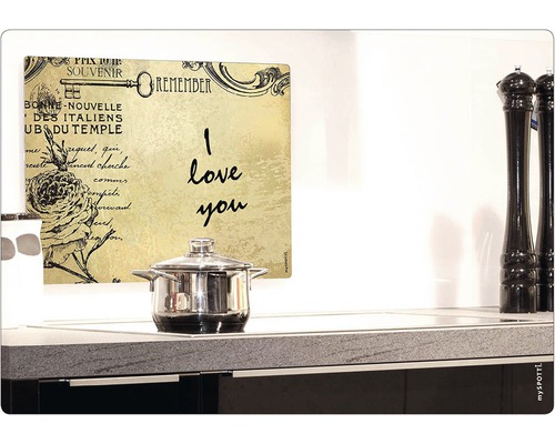 Kuchynská scéna s hrncom a zástenou s nápisom