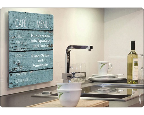 Kuchynská scéna s nástennou maľbou kavárenského menu vo štýle vintage